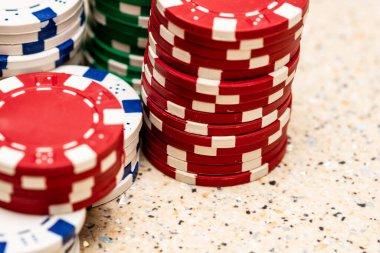 Bir şans oyununda bahis ve bahis için kullanılan poker çiplerinin ayrıntıları