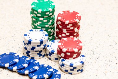 Bir şans oyununda bahis ve bahis için kullanılan poker çiplerinin ayrıntıları