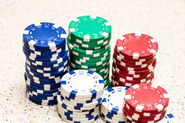 Bir şans oyununda bahis ve bahis için kullanılan poker çiplerinin ayrıntıları