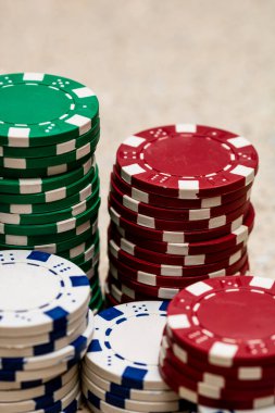 Bir şans oyununda bahis ve bahis için kullanılan poker çiplerinin ayrıntıları