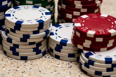 Bir şans oyununda bahis ve bahis için kullanılan poker çiplerinin ayrıntıları