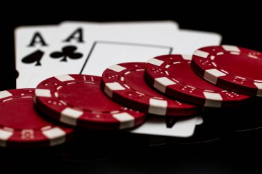 Kumarhane ve eğlence temaları için arka planda oyun kartları olan poker elleri kazanmak