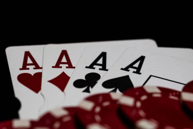 Kumarhane ve eğlence temaları için arka planda oyun kartları olan poker elleri kazanmak
