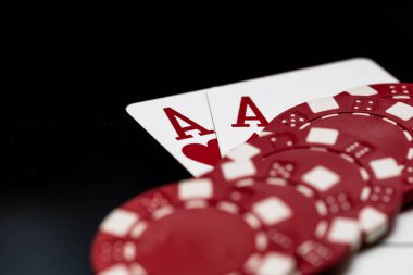Kumarhane ve eğlence temaları için arka planda oyun kartları olan poker elleri kazanmak