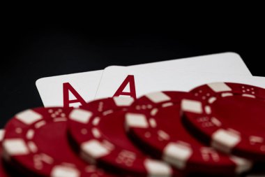 Kumarhane ve eğlence temaları için arka planda oyun kartları olan poker elleri kazanmak