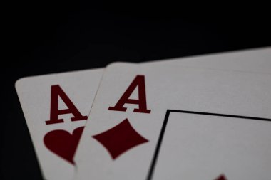 Kumarhane ve eğlence temaları için arka planda oyun kartları olan poker elleri kazanmak