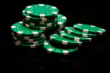 Bir şans oyununda bahis ve bahis için kullanılan poker çiplerinin ayrıntıları