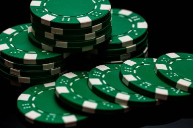 Bir şans oyununda bahis ve bahis için kullanılan poker çiplerinin ayrıntıları