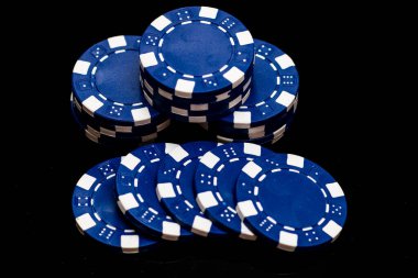 Bir şans oyununda bahis ve bahis için kullanılan poker çiplerinin ayrıntıları