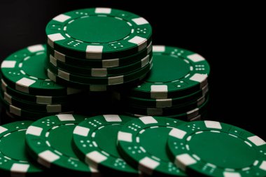 Bir şans oyununda bahis ve bahis için kullanılan poker çiplerinin ayrıntıları