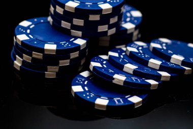 Bir şans oyununda bahis ve bahis için kullanılan poker çiplerinin ayrıntıları