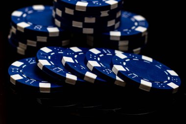 Bir şans oyununda bahis ve bahis için kullanılan poker çiplerinin ayrıntıları