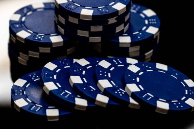 Bir şans oyununda bahis ve bahis için kullanılan poker çiplerinin ayrıntıları