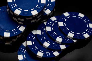 Bir şans oyununda bahis ve bahis için kullanılan poker çiplerinin ayrıntıları