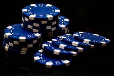 Bir şans oyununda bahis ve bahis için kullanılan poker çiplerinin ayrıntıları