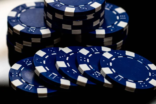 Bir şans oyununda bahis ve bahis için kullanılan poker çiplerinin ayrıntıları