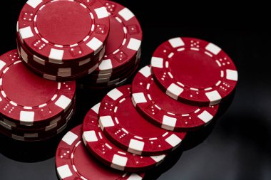 Bir şans oyununda bahis ve bahis için kullanılan poker çiplerinin ayrıntıları