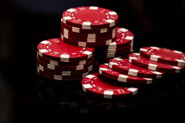Bir şans oyununda bahis ve bahis için kullanılan poker çiplerinin ayrıntıları
