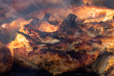 Domuz pirzolası, biftek, ızgarada sosis dumanlı ızgara