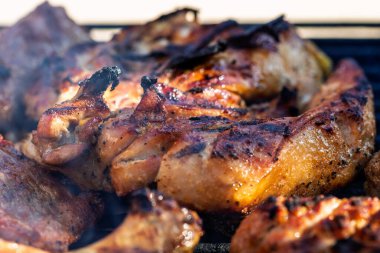 Domuz pirzolası, biftek, ızgarada sosis dumanlı ızgara