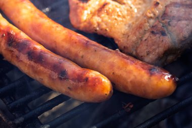 Domuz pirzolası, biftek, ızgarada sosis dumanlı ızgara
