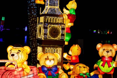 Romanya 'nın Bükreş kentindeki Garden of Lights' ta küçük dünya sanatını aydınlattı. Aydınlatılmış sanat kurulumu ve gece lambası festivali