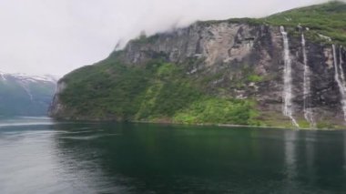 İkonik yedi kardeş şelale Geirangerjord Norveç 'teki sarp kayalıklardan aşağı dökülüyor.