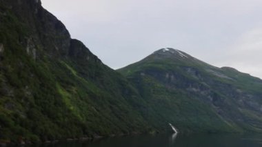 İkonik yedi kardeş şelale Geirangerjord Norveç 'teki sarp kayalıklardan aşağı dökülüyor.
