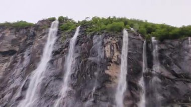 İkonik yedi kardeş şelale Geirangerjord Norveç 'teki sarp kayalıklardan aşağı dökülüyor.