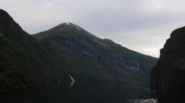 İkonik yedi kardeş şelale Geirangerjord Norveç 'teki sarp kayalıklardan aşağı dökülüyor.