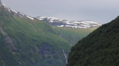 İkonik yedi kardeş şelale Geirangerjord Norveç 'teki sarp kayalıklardan aşağı dökülüyor.