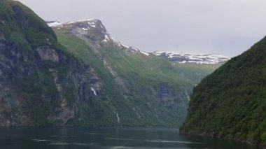 İkonik yedi kardeş şelale Geirangerjord Norveç 'teki sarp kayalıklardan aşağı dökülüyor.