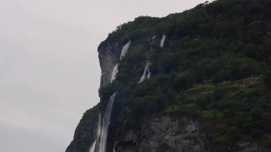 İkonik yedi kardeş şelale Geirangerjord Norveç 'teki sarp kayalıklardan aşağı dökülüyor.