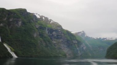 İkonik yedi kardeş şelale Geirangerjord Norveç 'teki sarp kayalıklardan aşağı dökülüyor.