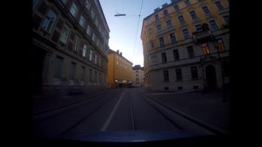 Sürücü perspektifi Viyana Avusturya 'da araba sürerken ön camdan görülüyor