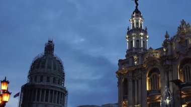 Ulusal Kongre Binası ve Havana Küba 'daki Büyük Tiyatro' nun tarihi mimarisi.