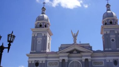 Santiago de Küba 'nın merkezindeki Roma katolik kilisesinin koloni tarzı cephesi