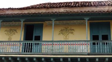 Trinidad Küba 'da renkli binaları olan geleneksel İspanyol sömürge mimarisi