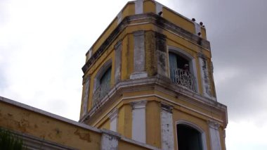 Trinidad Küba 'da renkli binaları olan geleneksel İspanyol sömürge mimarisi