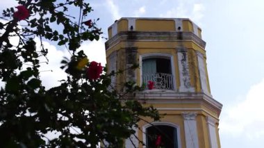 Trinidad Küba 'da renkli binaları olan geleneksel İspanyol sömürge mimarisi