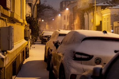 Geceleri Bükreş 'te şiddetli kar fırtınası ve trafik varken Romanya' da