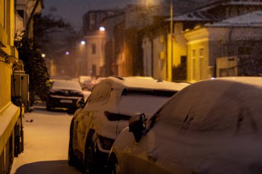 Geceleri Bükreş 'te şiddetli kar fırtınası ve trafik varken Romanya' da