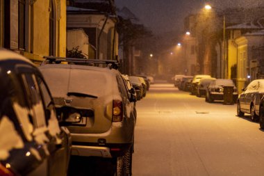 Geceleri Bükreş 'te şiddetli kar fırtınası ve trafik varken Romanya' da