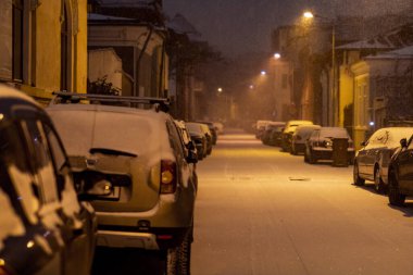 Geceleri Bükreş 'te şiddetli kar fırtınası ve trafik varken Romanya' da