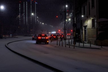 Geceleri Bükreş 'te şiddetli kar fırtınası ve trafik varken Romanya' da