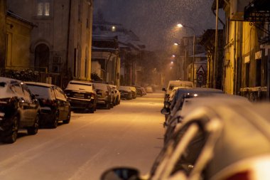 Geceleri Bükreş 'te şiddetli kar fırtınası ve trafik varken Romanya' da