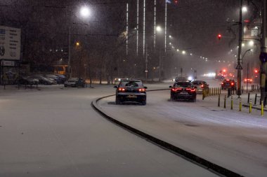 Geceleri Bükreş 'te şiddetli kar fırtınası ve trafik varken Romanya' da