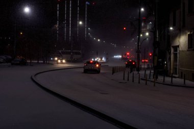 Geceleri Bükreş 'te şiddetli kar fırtınası ve trafik varken Romanya' da