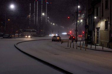 Geceleri Bükreş 'te şiddetli kar fırtınası ve trafik varken Romanya' da