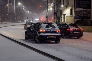 Geceleri Bükreş 'te şiddetli kar fırtınası ve trafik varken Romanya' da